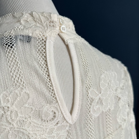 ▫️donated White High Neck Lace Top - Picture 5 of 10